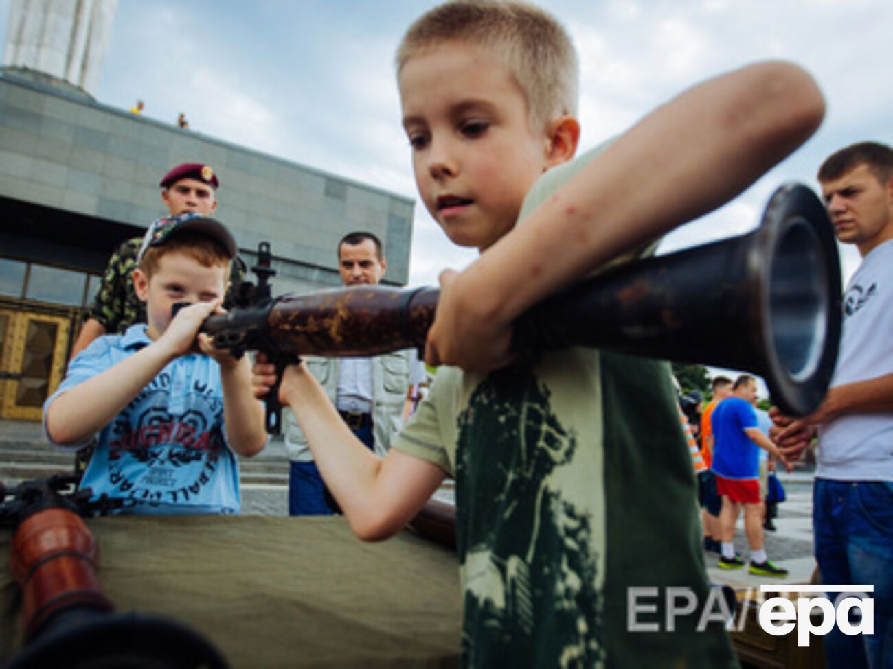 В Киеве открыта выставка российского вооружения, изъятого у боевиков