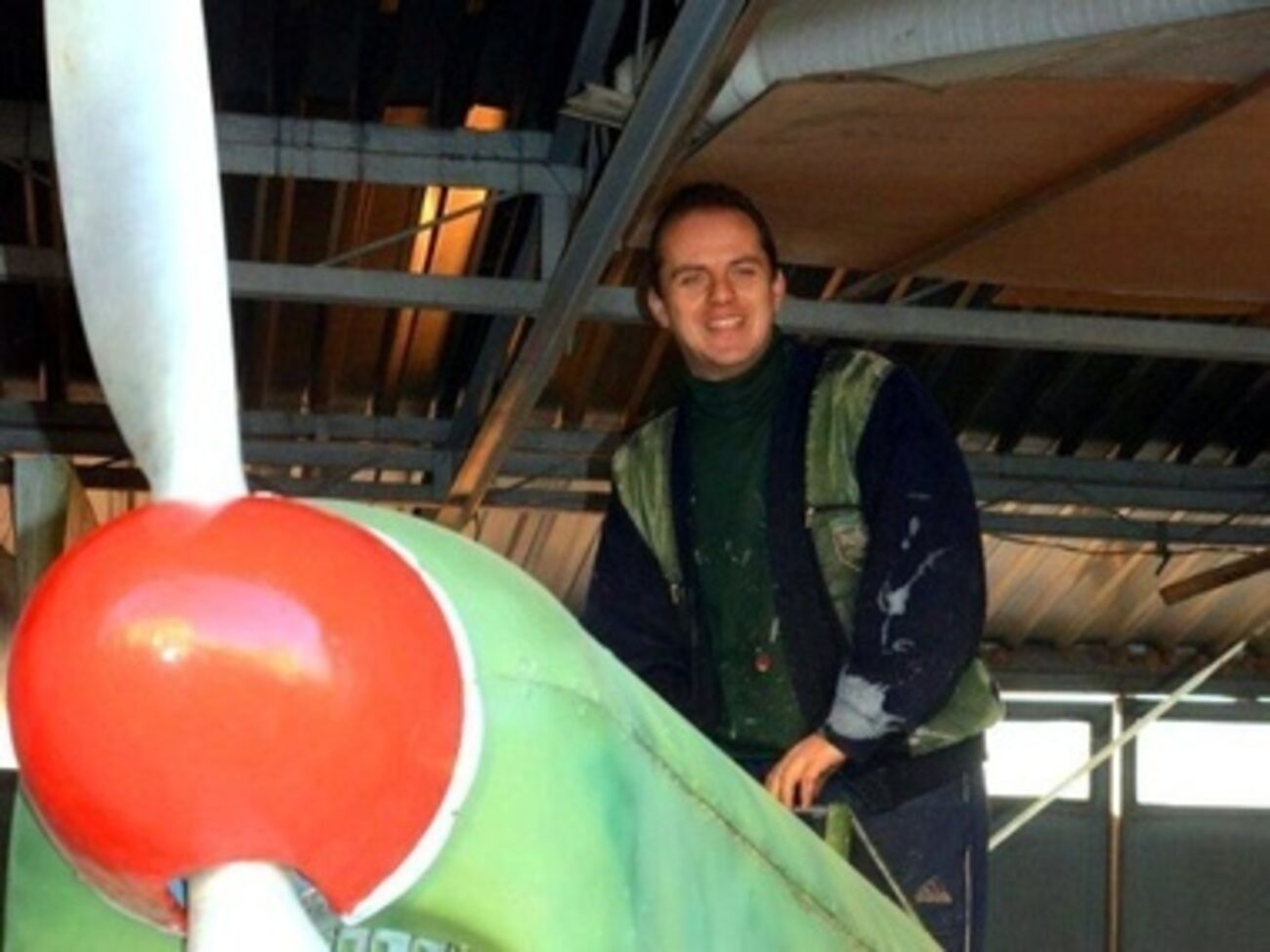 Размах крыльев самолета --- 10 метров, поэтому хранить его приходится в разобранном состоянии