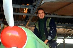 Размах крыльев самолета --- 10 метров, поэтому хранить его приходится в разобранном состоянии