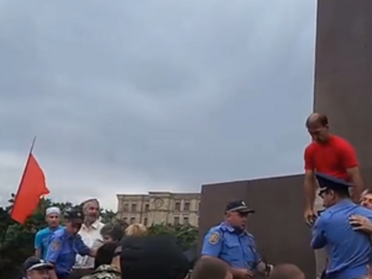 Одного из агрессивных активистов милиционеры вывели из толпы