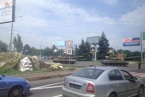 По улицам Донецка едут танки