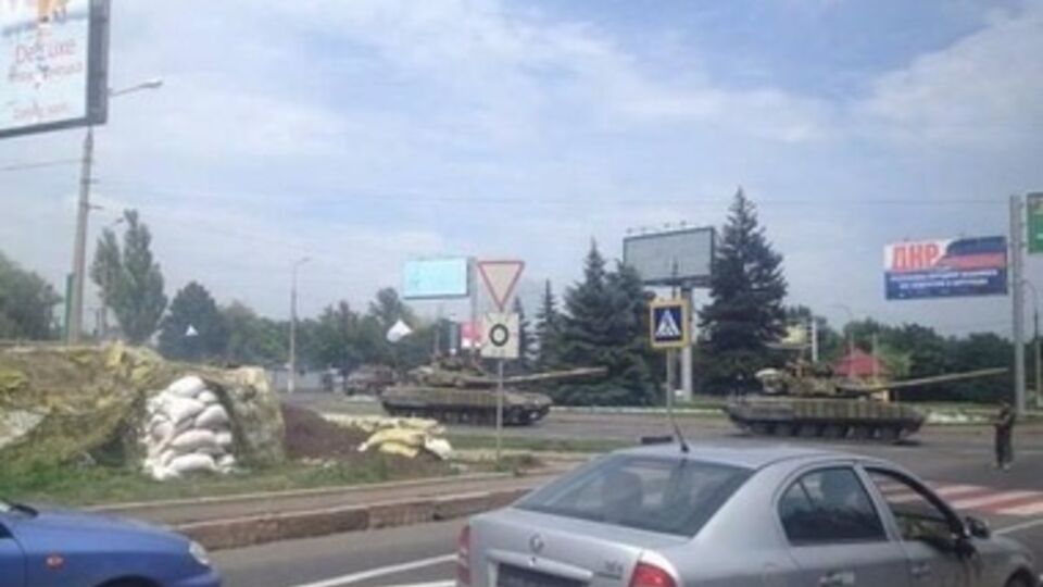 По улицам Донецка едут танки