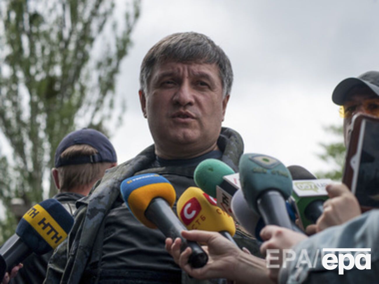 Аваков требует "заткнуться и бить врага"