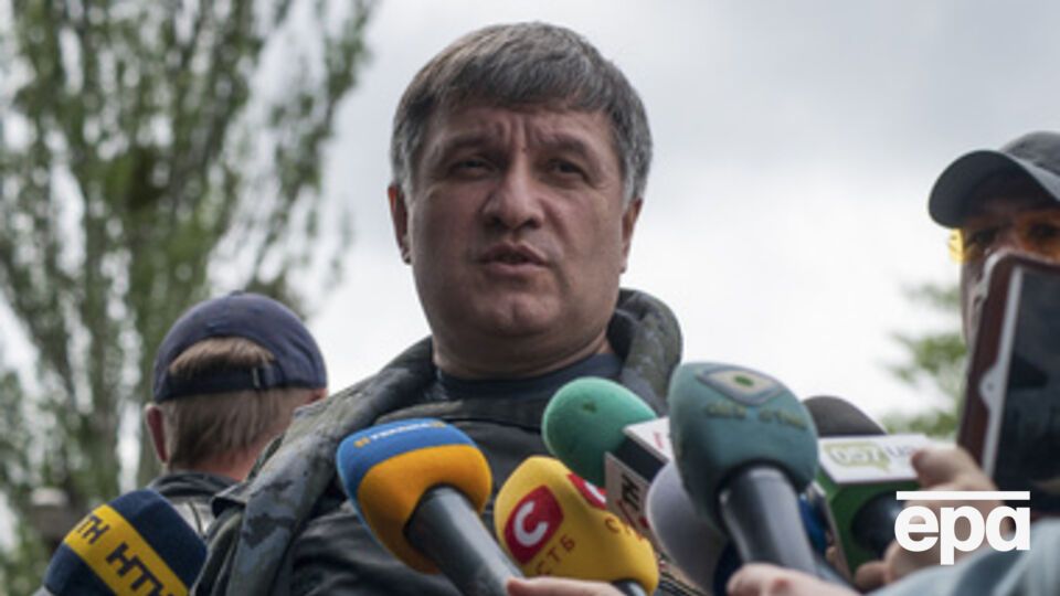 Аваков требует "заткнуться и бить врага"