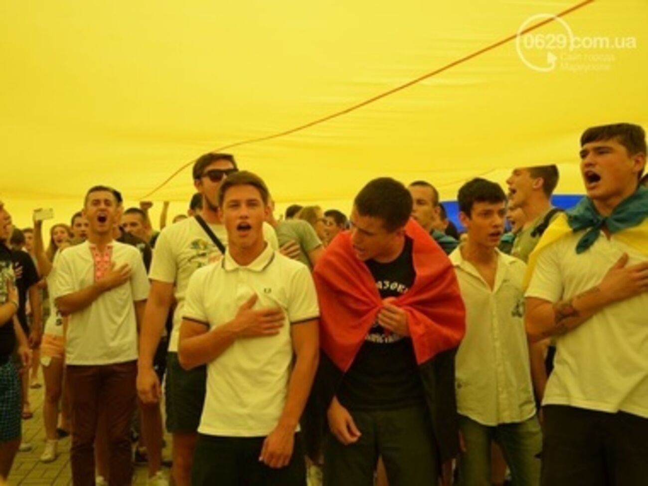 Жители Мариуполя поют государственный гимн