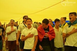 Жители Мариуполя поют государственный гимн