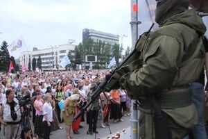 Выступающих сопровождали автоматчики