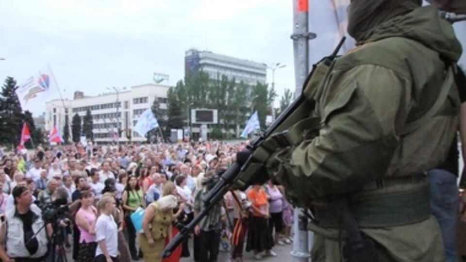 Выступающих сопровождали автоматчики