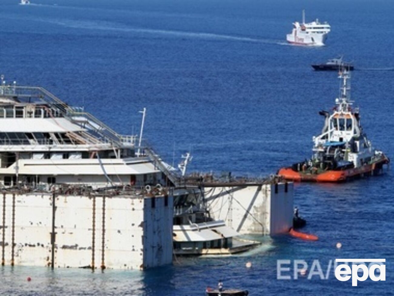 Лайнер отбуксируют в Геную