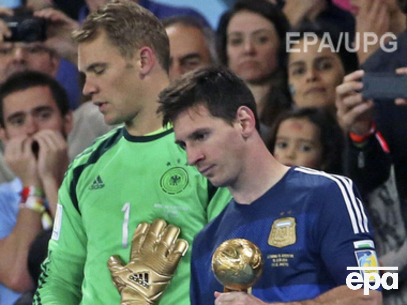 Лучший голкипер чемпионата, вратарь Германии Мануэль Нойер и лучший футболист, нападающий сборной Аргентины Лионель Месси