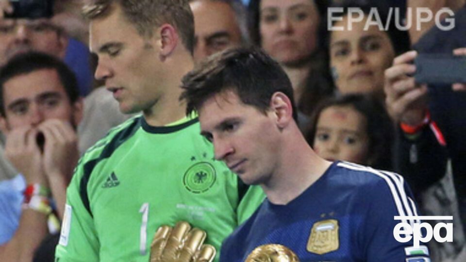 Лучший голкипер чемпионата, вратарь Германии Мануэль Нойер и лучший футболист, нападающий сборной Аргентины Лионель Месси