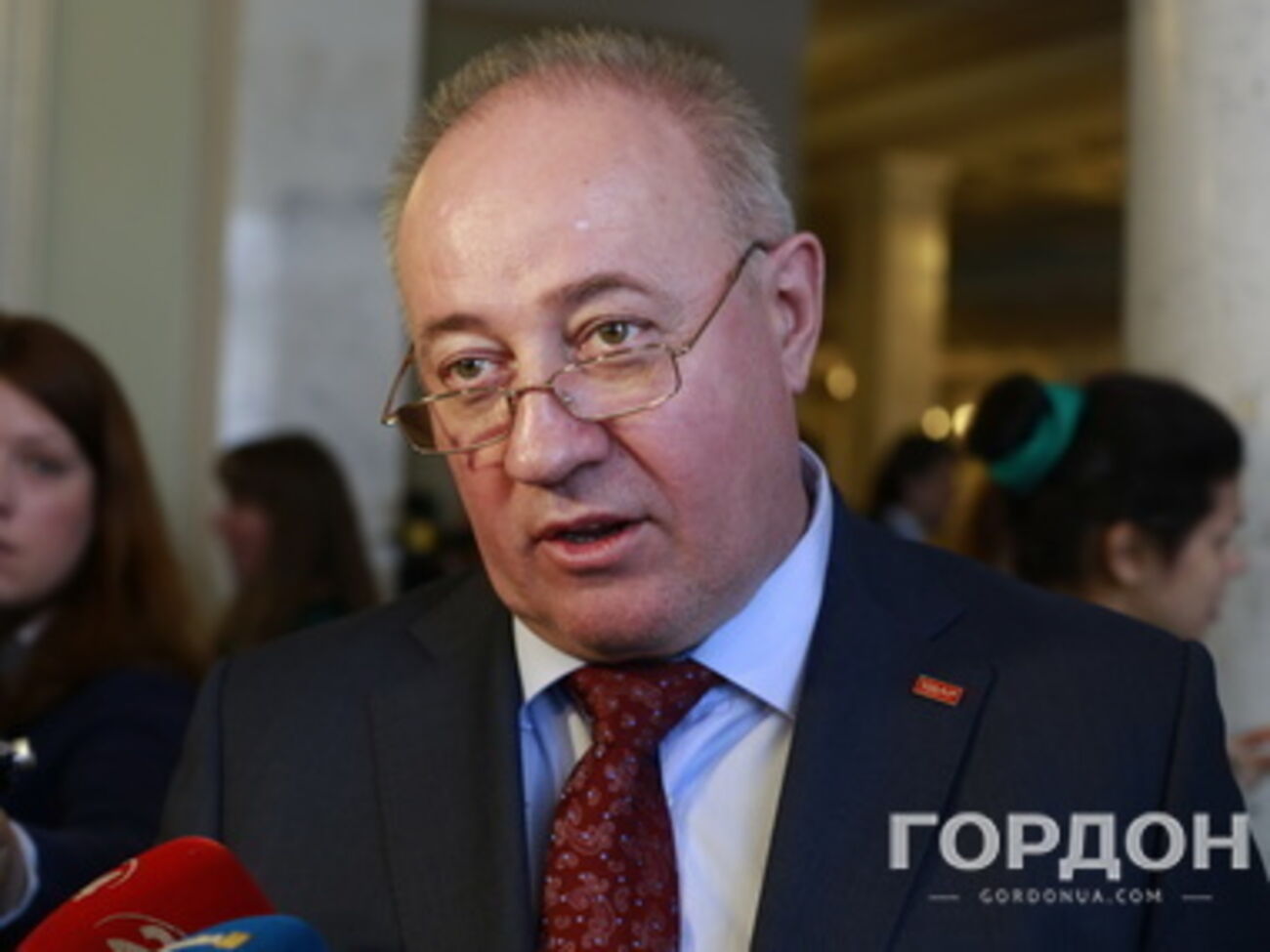 Нардеп считает, что люди на Майдане должны помогать Луганской и Донецкой областям.