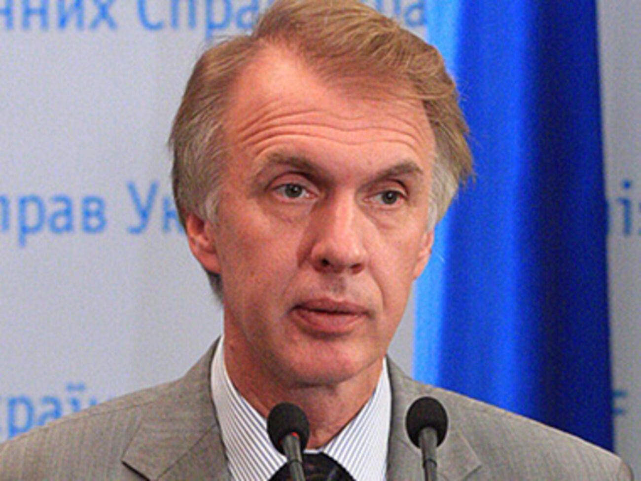 Нам нужно, чтобы за стол переговоров садились США и Великобритания, а не только подпевающие Кремлю Германия и Франция, считает Огрызко.