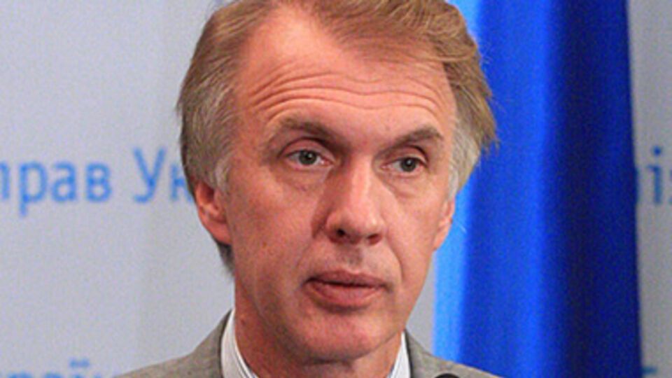 Нам нужно, чтобы за стол переговоров садились США и Великобритания, а не только подпевающие Кремлю Германия и Франция, считает Огрызко.