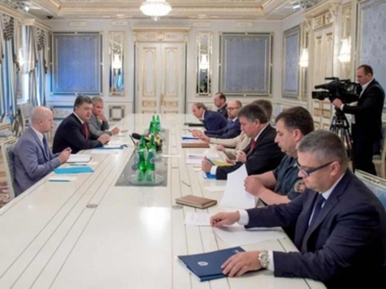 Кроме силовиков, на встрече присутствуют премьер Арсений Яценюк и спикер Александр Турчинов