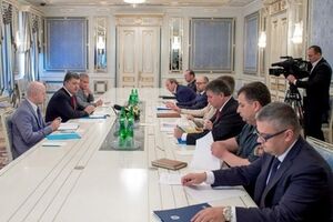 Кроме силовиков, на встрече присутствуют премьер Арсений Яценюк и спикер Александр Турчинов