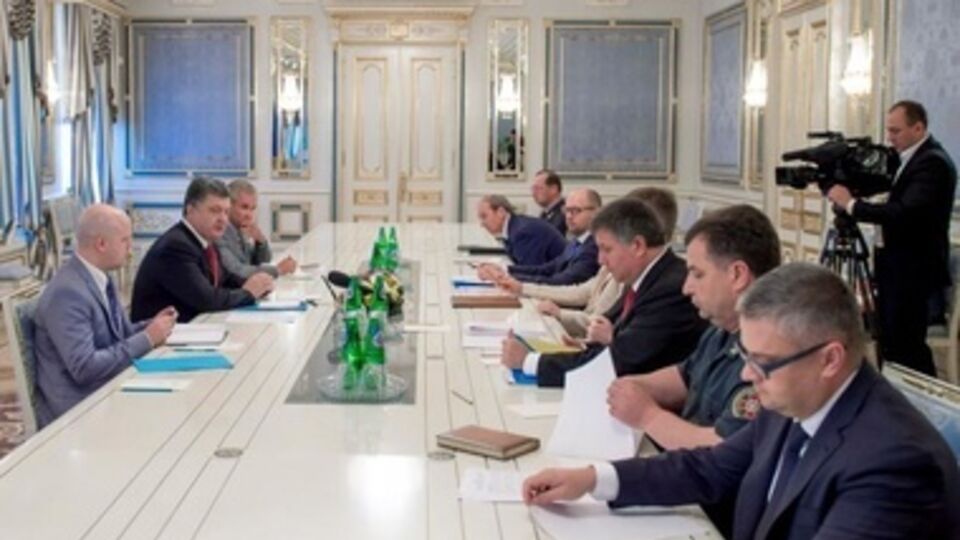 Кроме силовиков, на встрече присутствуют премьер Арсений Яценюк и спикер Александр Турчинов