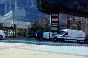 Территорию возле ТРЦ Ocean Plaza оградили сигнальной лентой