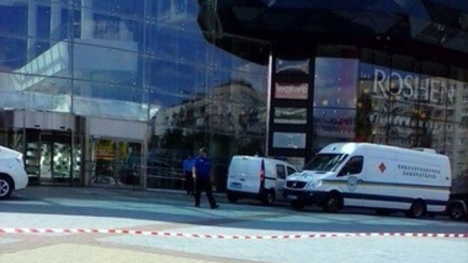 Территорию возле ТРЦ Ocean Plaza оградили сигнальной лентой