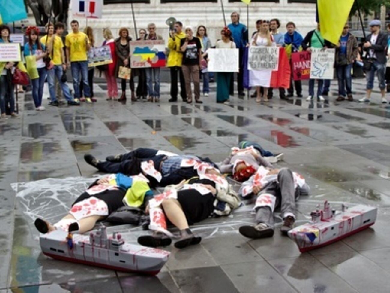 Во Франции и Канаде прошли акции протеста против продажи России "Мистралей". Фоторепортаж