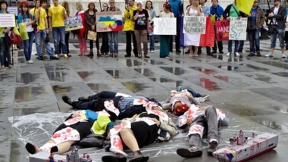 Во Франции и Канаде прошли акции протеста против продажи России "Мистралей". Фоторепортаж