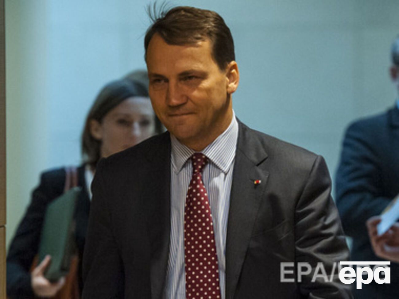 В Польше с тревогой наблюдают за событиями на Донбассе, заявил Сикорский