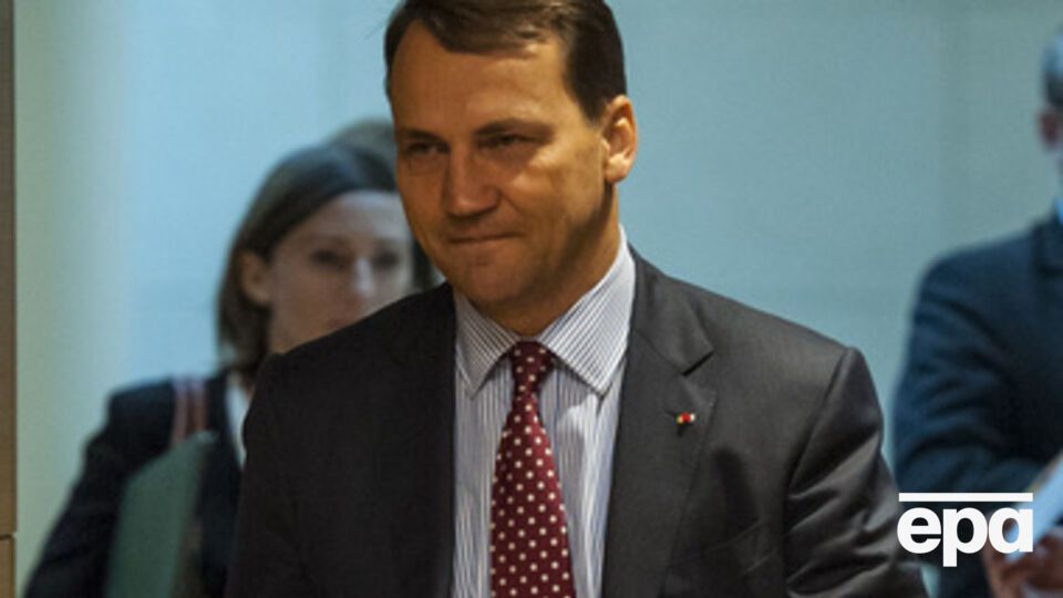 В Польше с тревогой наблюдают за событиями на Донбассе, заявил Сикорский