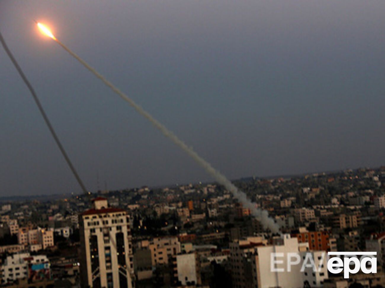 Боевики ХАМАСа выпускают ракету по Израилю