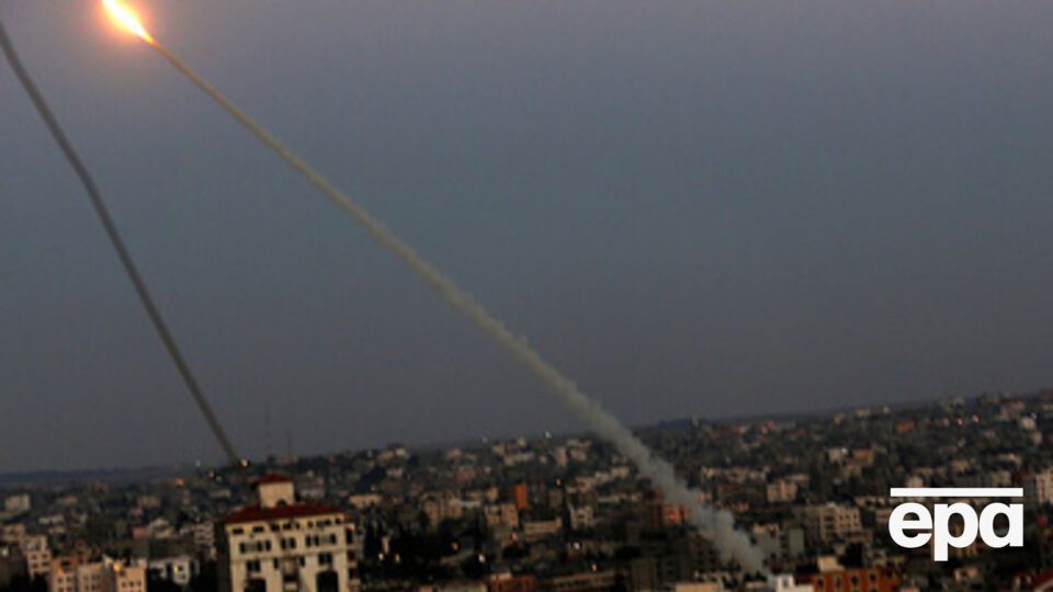 Боевики ХАМАСа выпускают ракету по Израилю