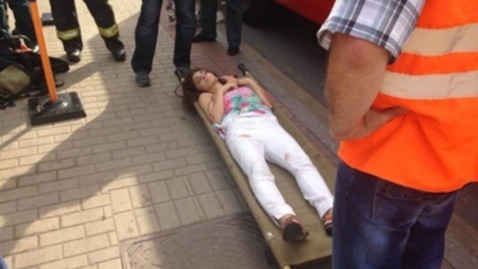 Пострадавших от аварии постоянно выносят на носилках наверх