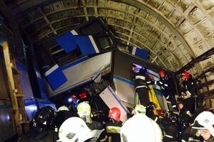 Сошедший с рельс вагон метро