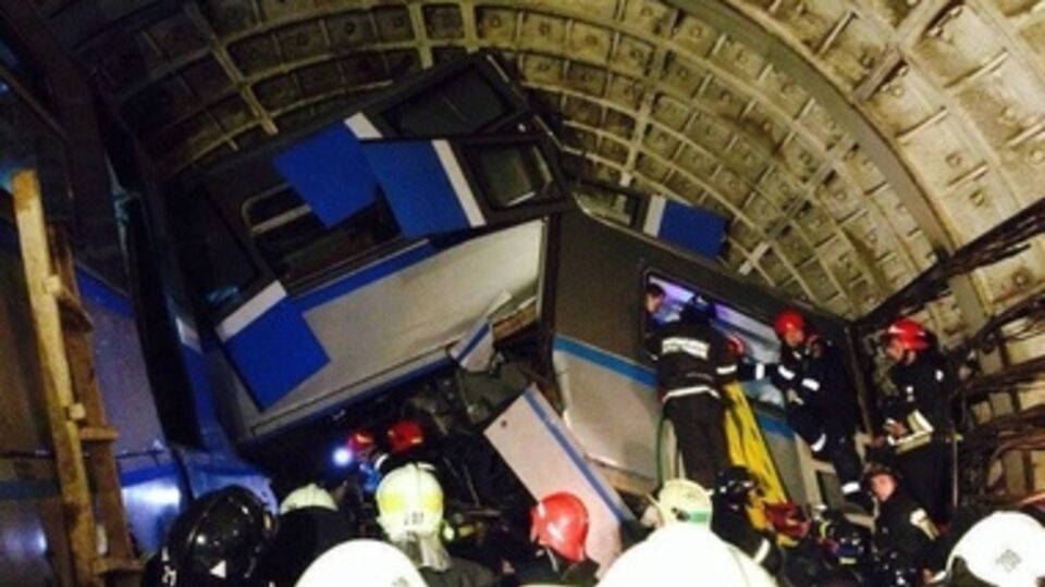 Сошедший с рельс вагон метро