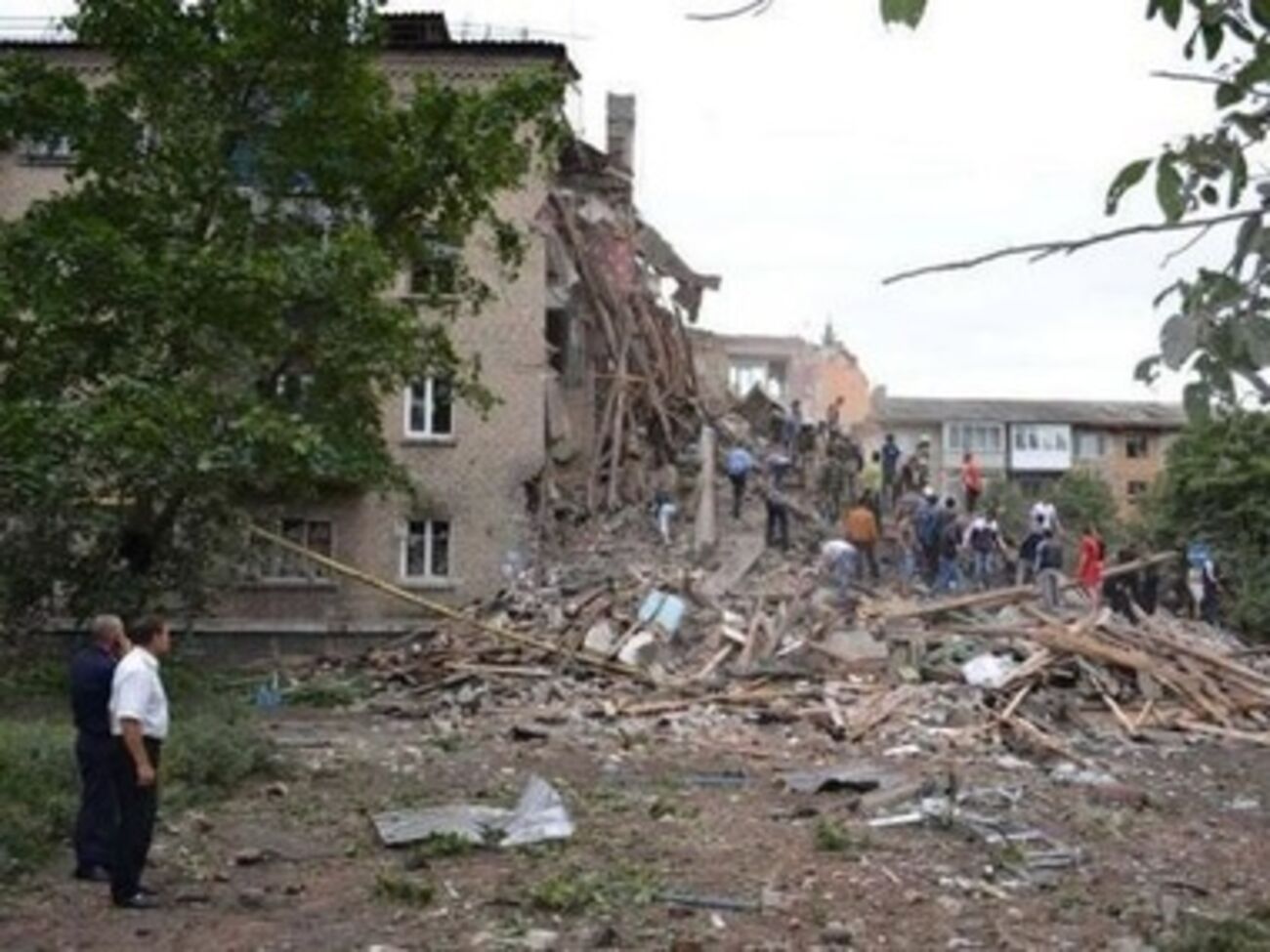 Неизвестный самолет разбомбил подъезд жилого дома в Снежном