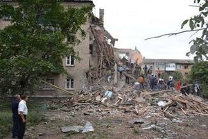 Неизвестный самолет разбомбил подъезд жилого дома в Снежном