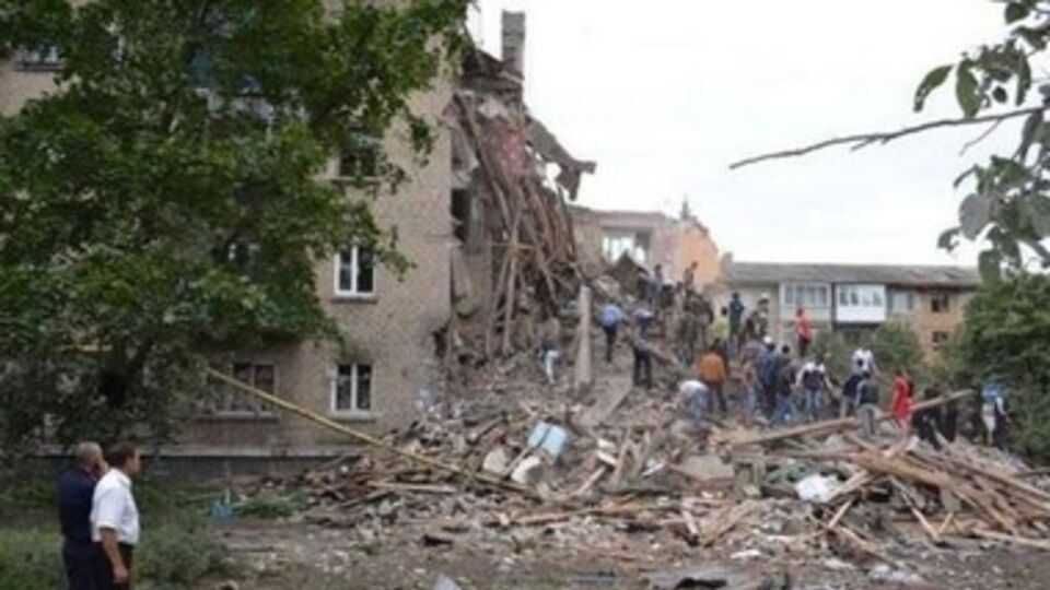 Неизвестный самолет разбомбил подъезд жилого дома в Снежном