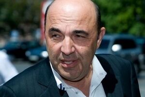 Нужно садиться и очень серьезно разговаривать с Россией, считает Рабинович.