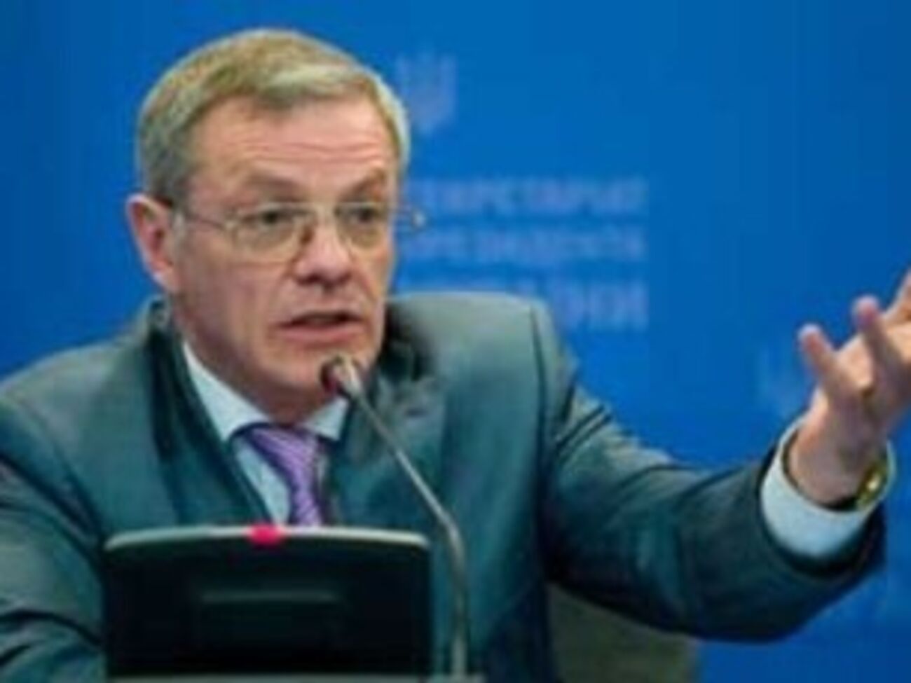 Проблема не в том, где и чей батальон стоит, а в том, как обеспечить победу, считает Гарань.