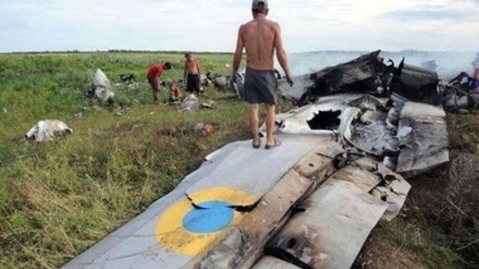 Местные жители разбирают сбитый Ан на цветметалл