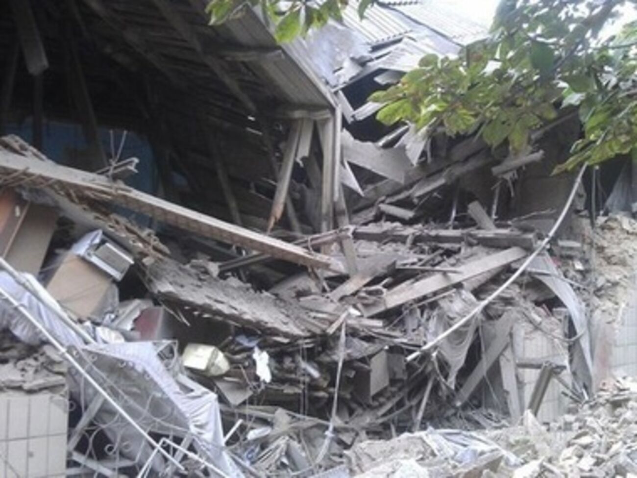 В Снежном вследствие бомбардировки разрушено несколько зданий