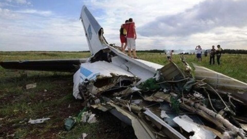 Самолет потерпел крушение рядом с селами Большой Суходол и Давыдо-Никольское Краснодонского района Луганской области