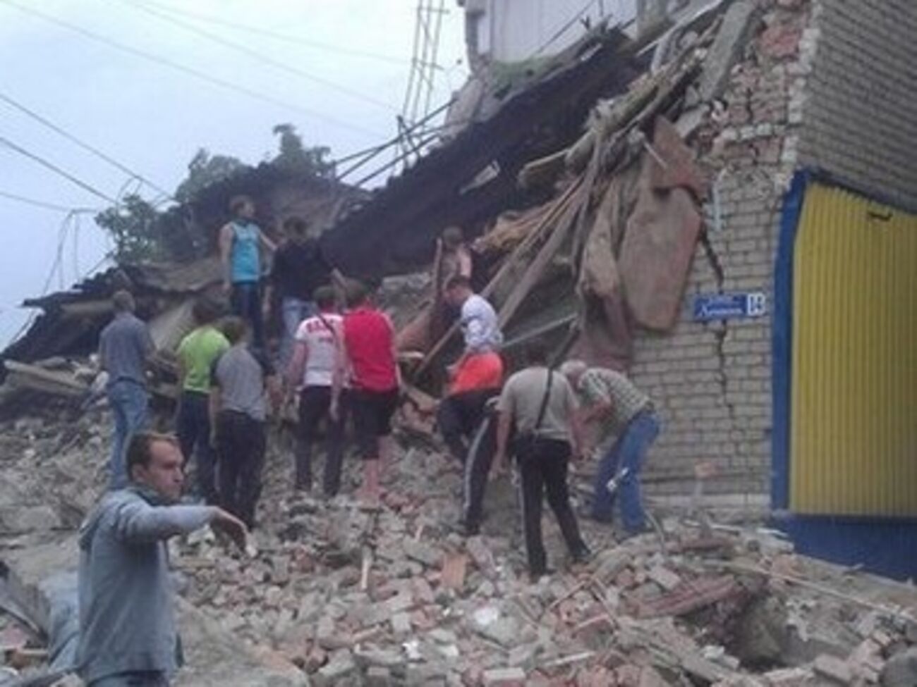 Снежное бомбардировал неизвестный самолет