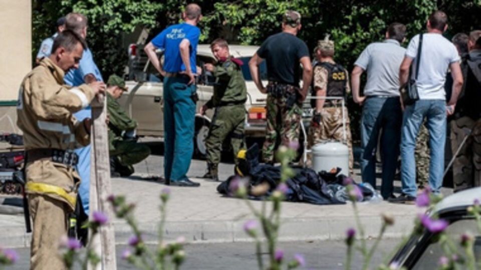 По словам очевидцев, неизвестный бросил в здание банка гранату