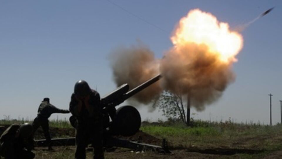 Журналист Роман Бочкала сообщает, что силы АТО под Амвросиевкой Донецкой области обстреливают четвертый день