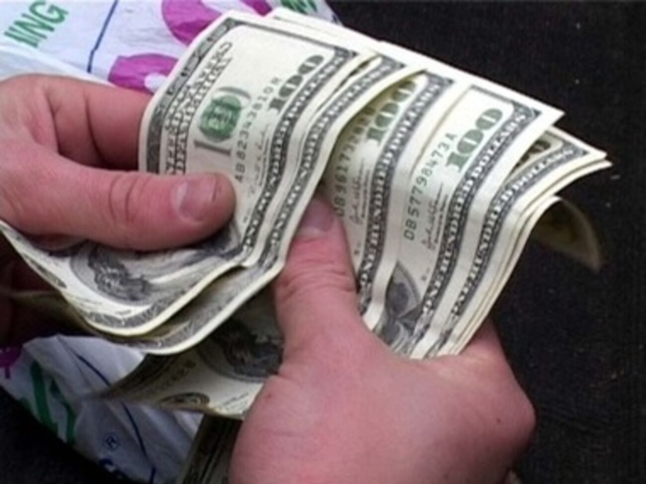 Правоохранителю инкриминируется вымогательство взятки