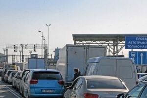 Очередь на переправе в Керчь продолжает расти