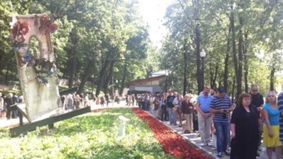 На прощание с Новодворской в Москве кто-то пришел в цветах украинского флага