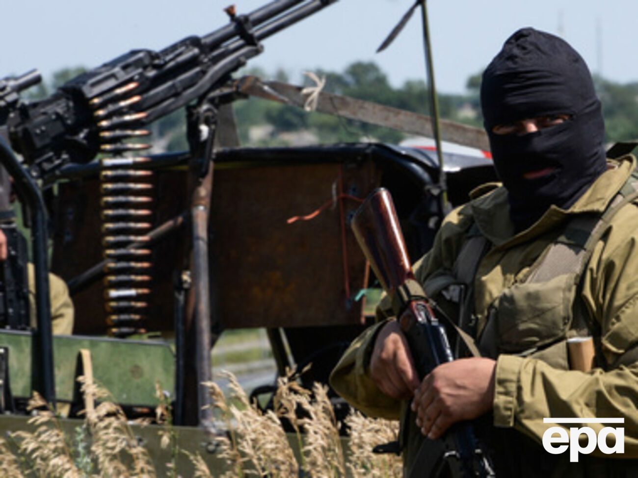 Через границу в Луганск продолжают перегонять военную технику