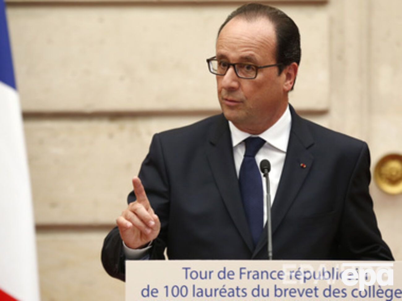 Украинцы "благодарят" Олланда за продажу "Мистралей" России