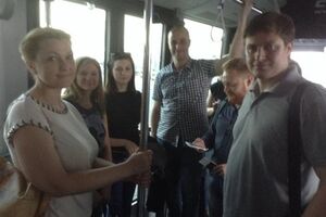 Украинская часть миссии по дороге в Россиию. На переднем плане – нардепы Оксана Продан и Олег Осуховский