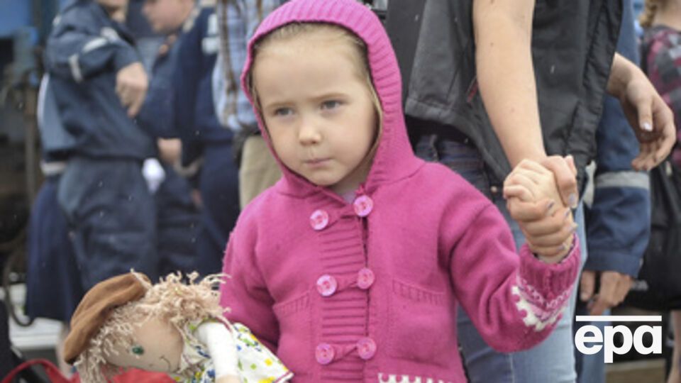 Люди продолжают покидать кризисные регионы Украины